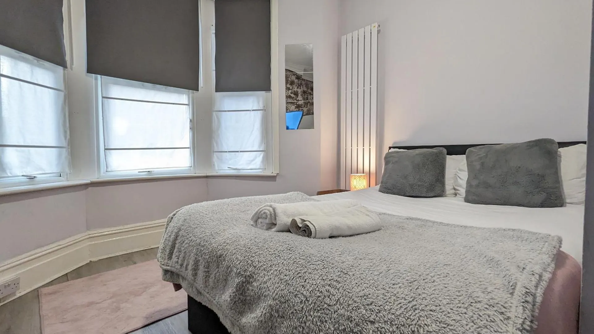 Inner-City Apartments - Basic Amenites Cardiff 0*,